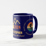 Ski Beaver Creek, Colorado - Man skiër gele tekst Mok<br><div class="desc">Decoratieve compositie van een mannen berg of afdaling skiër tegen de achtergrond van de kleurrijke cirkel. De tekst "BEAVER CREEK - 39°37'53"N 106°31'18"W - COLORADO, SKIËN MAAKT ME GELUKKIG" van goudgele kleur gaat rond het afbeelding. Een silhouet afbeelding van bergen en een sparrenboom, teksten "2024", "CHRISTOPHER", "Life is better on...</div>