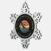 Ski Big Sky, Montana - Vrouw skiër, gele tekst Tin Sneeuwvlok Ornament (Rechts)