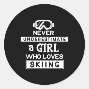 Ski Girl onderschat nooit een meisje dat van Ski h Ronde Sticker