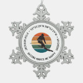 Ski Jackson Hole, Wyoming - Man skiër, zwarte teks Tin Sneeuwvlok Ornament (Voorkant)