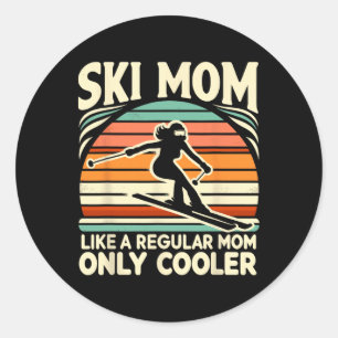 Ski Moeder Als Een Gewone Moeder Alleen Op Een Vee Ronde Sticker