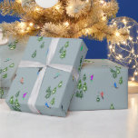 Ski Opening Christmas Skiing Holiday Skiers Blue Cadeaupapier<br><div class="desc">Ski openen! Het ontwerp van het wollige wintermodel van het skieermodel met skiërs die de alpine skipistes onder sneeuwbedekte bomen in de alpen skiën. Freeride skiers dragen kleurrijke retro skipakken en skiën naar beneden met ski's op een pastelroze sneeuwlandschapsachtergrond. Geweldig wintersportcadeau voor een skiester in je kring van vrienden, collega's...</div>