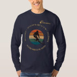 Ski Sneeuwmassa, Colorado - Man Skier, gele tekst T-shirt<br><div class="desc">Koele compositie van een mannen berg of afdaling skiër tegen de achtergrond van de kleurrijke cirkel. De tekst "SNOWMASS - 39°11'44.16"N 106°57'4.68"W - COLORADO, SKIËN MAAKT ME GELUKKIG" van de goudgele kleur gaat rond het afbeelding. Een geel silhouet afbeelding van de bergen en de persoonlijke naam "CHRISTOPHER" bevinden zich boven...</div>
