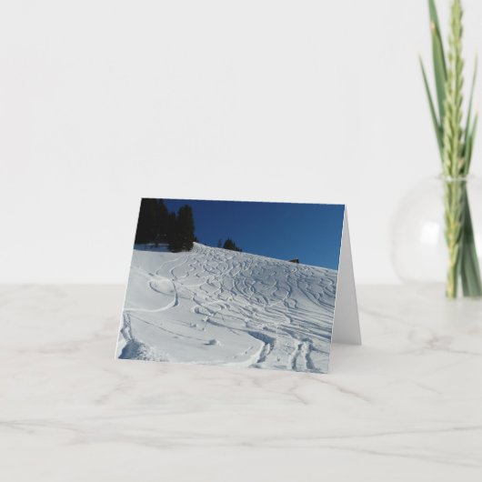 Ski Sporen in de Sneeuw Feestdagen Kaart (Voorkant)