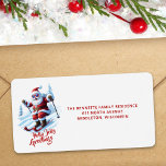 Ski Trendy Script Santa Christmas Retouradres Etiket<br><div class="desc">Hier is een coole en grappige kerstman die door de sneeuw aan zijn hemel slingert met besneeuwde pijnbomen op de achtergrond. Dit kunstwerk geeft een moderne draai aan traditionele vakantie-elementen.</div>