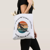 Ski Vail, Colorado - Vrouw skiër, zwarte tekst Tote Bag (Dichtbij)