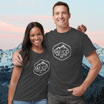 skiberg Logo Aspen Colorado Jouw tekst T-shirt<br><div class="desc">Dit aangepaste tshirt heeft een rustieke stijl logo met een met sneeuw bedekte skiberg en rustieke skistokken. Voeg uw aangepaste tekst toe - SKI CO, SKI VT, SKI CA, enz en uw favoriete skiberg. Er is ook ruimte voor jouw naam of initialen. Geweldig voor het dragen onder je jas op...</div>