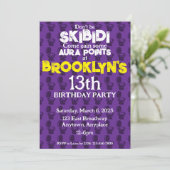 Skibidi Toilet Paarse Verjaardag Uitnodiging (Staand voorkant)