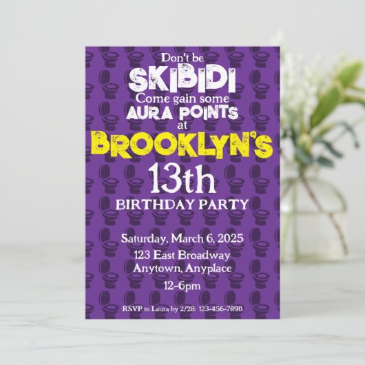 Skibidi Toilet Paarse Verjaardag Uitnodiging (Staand voorkant)