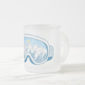 Skibrillen met reflectie over bergen matglas koffiemok (Voorkant rechts)