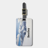 Skiën met sneeuw bedekte bergen personaliseren bagagelabel (Voorkant verticaal)