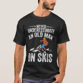 Skiën onderschat nooit een oud Man op ski-Mannen T-shirt (Voorkant)