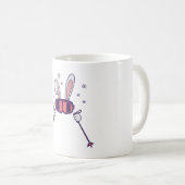 Skiende konijn met skistenpolen en skibrillen koffiemok (Voorkant rechts)