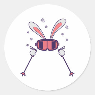 Skiende konijn met skistenpolen en skibrillen ronde sticker