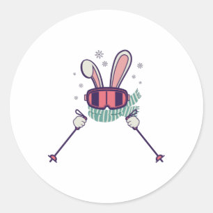 Skiende konijn met skistenpolen en skibrillen ronde sticker