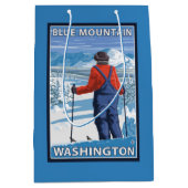 Skier Admiring - Blue Mountain, Washington Medium Cadeauzakje (Voorkant)
