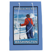 Skier Admiring - Snoqualmie Pass, Washington Medium Cadeauzakje (Voorkant)