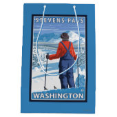 Skier Admiring - Stevens Pass, Washington Medium Cadeauzakje (Achterkant)