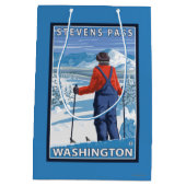 Skier Admiring - Stevens Pass, Washington Medium Cadeauzakje (Achterkant)