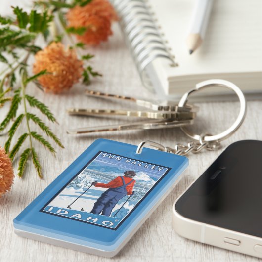 Skier Admiring - Sun Valley, Idaho Sleutelhanger (Voorkant Rechts)
