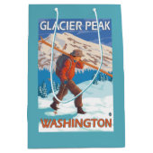Skier Carrying Snow Skis - Glacier Peak, WA Medium Cadeauzakje (Voorkant)