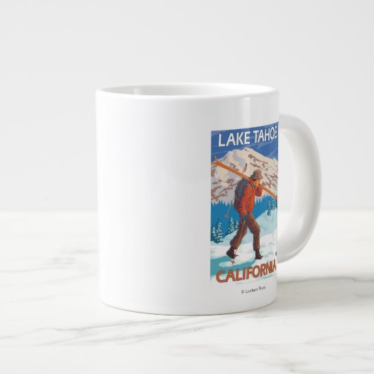 Skier Carrying Snow Skis - Lake Tahoe, Californi Grote Koffiekop (Voorkant rechts)