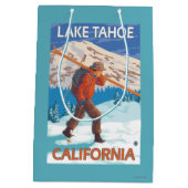 Skier Carrying Snow Skis - Lake Tahoe, Californi Medium Cadeauzakje (Achterkant)