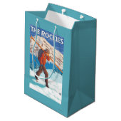 Skier Carrying Snow Skis - The Rockies Medium Cadeauzakje (Achterkant Gekanteld)