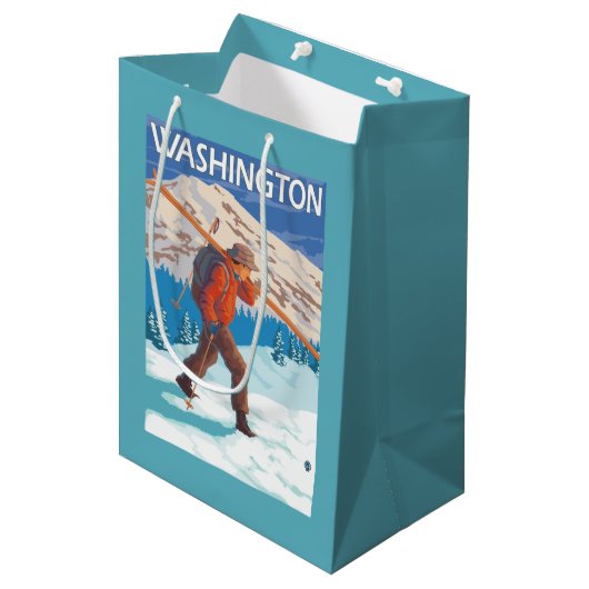 Skier Carrying Snow Skis - Washington Medium Cadeauzakje (Voorkant Gekanteld)