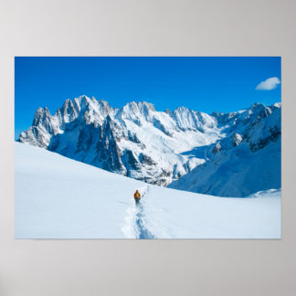 Skier op Snowy Mountain Vista Poster