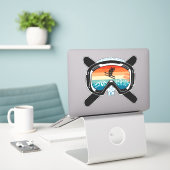 Skiër Snowboarder De Bergen Riepen Sticker (Laptop op bureau)
