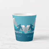 Skiers Alpine Skiing Montana Custom Text Latte Mok (Voorkant)