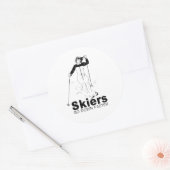 skiërs gaan sneller naar beneden ronde sticker (Envelop)