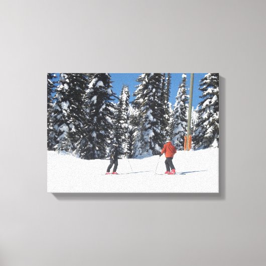 Skiers op een berg met sneeuwbedekking canvas afdruk (Voorkant)