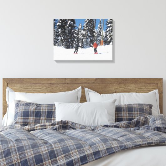 Skiers op een berg met sneeuwbedekking canvas afdruk (Insitu (Slaapkamer))