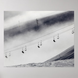 Skiers op een stoellift poster