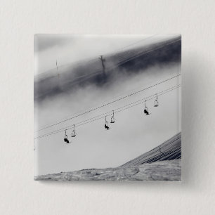 Skiers op een stoellift vierkante button 5,1 cm