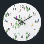 Skiers Skiing Illustration Ski Winter Slope Grote Klok<br><div class="desc">Koel het ontwerp van het skieerpatroon in de winter met skiërs die de alpine skipistes van de sneeuwbedekte bosjes in de alpen skiën. Freeride skiers dragen kleurrijke retro skipakken, die de heuvel neerslaan met de ski's op een witte sneeuwlandschapsachtergrond. Een prachtig wintersportcadeau voor een skiester in je kring van vrienden,...</div>