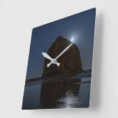 Skies Above Haystack Rock | Kannon Beach, Oregon Vierkante Klok (Hoek)