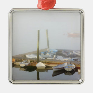 Skiffs and ochtend mist in Southwest Harbour, Metalen Ornament