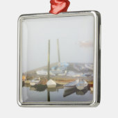 Skiffs and ochtend mist in Southwest Harbour, Metalen Ornament (Links)