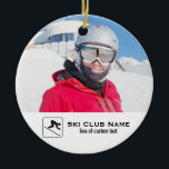 Skiing Club Ski Team Skier Custom Photo Collage Keramisch Ornament<br><div class="desc">Dit skiing ontwerp kenmerkt uw geuploade ski foto's, een grafische logo van de skistracer (vervang met uw eigen logo) en ruimte voor twee lijnen van douanetekst. Personaliseer uw Ski club/teamnaam of de naam van de individuele skiester. Dit maakt een perfect einde van het seizoensteam of het buscadeau. Verander de achtergrond...</div>