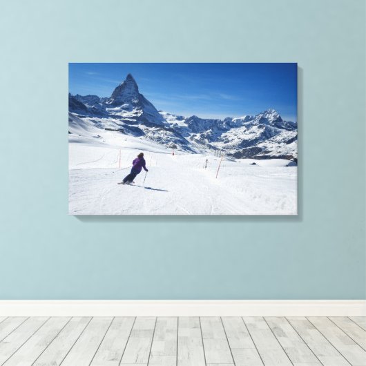 Skiing met Mt. Matterhorn in Zermatt, Zwitserland Canvas Afdruk (Insitu (Houten vloer))