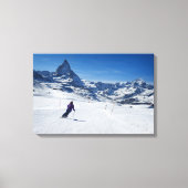 Skiing met Mt. Matterhorn in Zermatt, Zwitserland Canvas Afdruk (Voorkant)