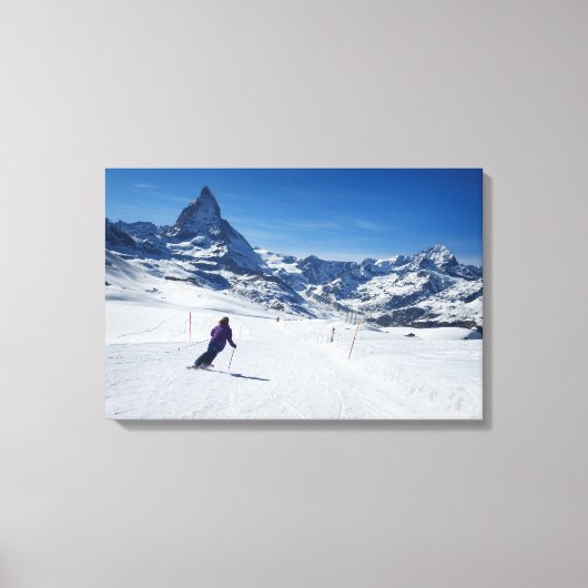 Skiing met Mt. Matterhorn in Zermatt, Zwitserland Canvas Afdruk (Voorkant)