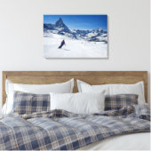 Skiing met Mt. Matterhorn in Zermatt, Zwitserland Canvas Afdruk (Insitu (Slaapkamer))