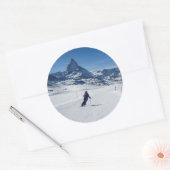 Skiing met Mt. Matterhorn in Zermatt, Zwitserland Ronde Sticker (Envelop)
