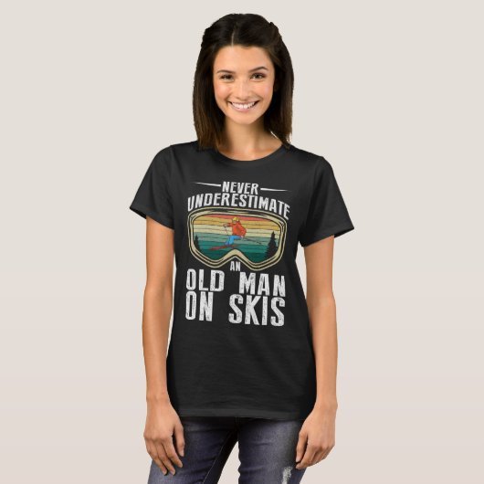 Skiing Never Underestimate An Old Man On Skis Men T-shirt (Voorkant volledig)