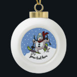 Skiing Snowman in Wooly Pet Cartoon Keramische Bal Ornament<br><div class="desc">Een ronde kerstboomdecoratie of -baubel,  met een cartoon van een overdreven opgewonden sneeuwman met een wortelneus en steenkoologen,  die door de sneeuw op ski's,  in wollig winterse pet en tartan sjaal. Een vrolijk afbeelding voor Kerstmis. Wijzig de standaardtekst in het gewenste bericht of onderschrift.</div>