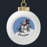 Skiing Snowman in Wooly Pet Cartoon Keramische Bal Ornament<br><div class="desc">Een ronde kerstboomdecoratie of -baubel,  met een cartoon van een overdreven opgewonden sneeuwman met een wortelneus en steenkoologen,  die door de sneeuw op ski's,  in wollig winterse pet en tartan sjaal. Een vrolijk afbeelding voor Kerstmis. Wijzig de standaardtekst in het gewenste bericht of onderschrift.</div>